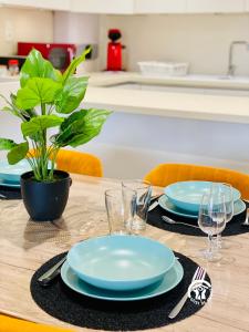 a table with blue plates and a plant on it at Loft cocon climatisé - Imprenable vue sur le château Comtal in Carcassonne