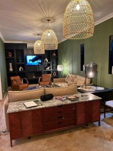 een woonkamer met een bank en een tafel bij Riad Belharra in Marrakesh