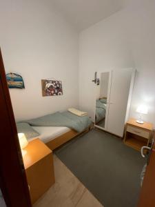 Habitación pequeña con cama y espejo. en Apartments Leko, en Žuljana