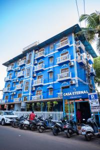 un edificio blu con moto parcheggiate di fronte di Casa Eternal Boutique Hotel - Calangute a Calangute