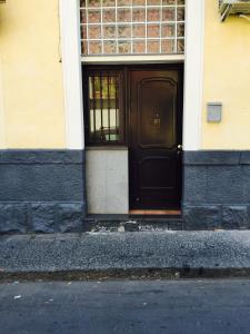 a black door on a building with a street at Appartamento Giada in Catania