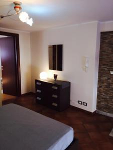 カターニアにあるAppartamento Giadaのベッドルーム1室(ベッド1台、ドレッサー、テレビ付)