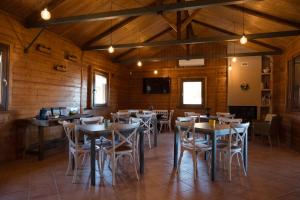een restaurant met houten muren en tafels en stoelen bij Baita Pavò in Trivento