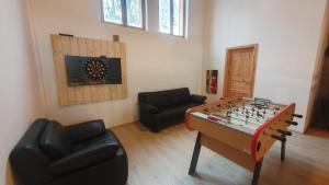 un salon avec un échiquier sur une table dans l'établissement LA FERME LES DIGITALES bain nordique, billard, à La Bresse