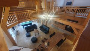 - un salon avec un lustre dans l'établissement LA FERME LES DIGITALES bain nordique, billard, à La Bresse 10 autres photos