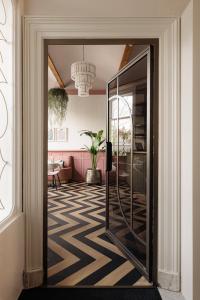 un corridoio con porta a vetri che conduce a una camera di NEWLY OPENED - Parklane Hotel ad Amsterdam
