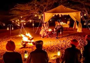 Επισκέπτες που μένουν στο Barkha Desert Safari Camp