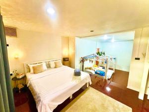 1 dormitorio con 1 cama blanca grande y espejo en Getaway Villa Bangkok - 4 Bedroom,6 Beds and 5 Bathroom en Bangkok