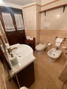 uma casa de banho com um lavatório e um WC em Pietracamela em Pietracamela