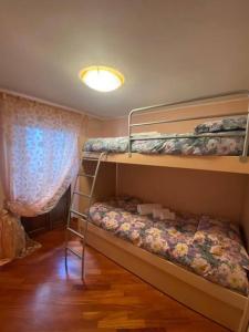 - une chambre avec deux lits superposés et une lumière dans l'établissement Pietracamela, à Pietracamela