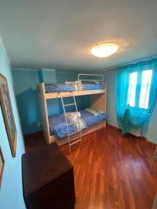 Zimmer mit 2 Etagenbetten und Holzboden in der Unterkunft Pietracamela in Pietracamela