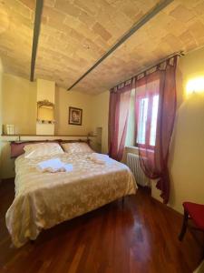 - une chambre avec un grand lit et une fenêtre dans l'établissement Pietracamela, à Pietracamela
