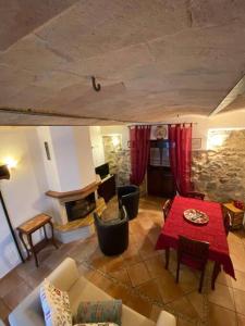 uma sala de estar com uma mesa e uma lareira de pedra em Pietracamela em Pietracamela