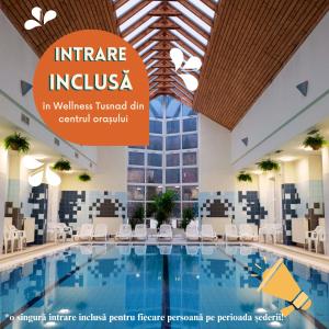 una piscina en un hotel con un cartel que dice seguro en bienestar rechazado en Art'e Boutique Hotel en Băile Tuşnad