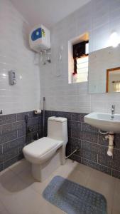 ein Bad mit einem WC und einem Waschbecken in der Unterkunft RiverKiss Villa in Canacona