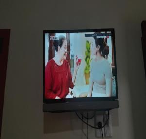 TV at/o entertainment center sa OYO 93417 Homestay Bunga Rinte Syariah