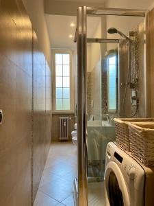 La salle de bains est pourvue d'une douche et d'un lave-linge. dans l'établissement Giò House - Palazzo Storico, à Rome