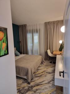 Cette chambre comprend un lit et un bureau. dans l'établissement Luxury apartment San Pedro de Alcantara, Marbella, near the Sea and Golf club, à Marbella