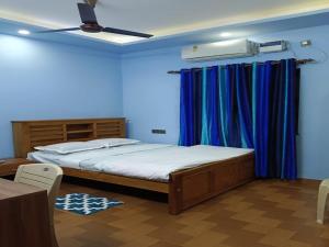 Postel nebo postele na pokoji v ubytování SREEKRIPA RESIDENCY HOMESTAY