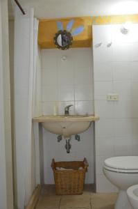 レッチェにあるCasa dei Carrettiのバスルーム(洗面台、トイレ付)