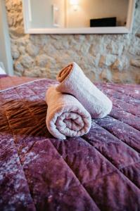 a towel sitting on top of a bed at Villa Pialia 