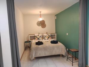 um quarto com uma cama com dois sacos em Studio spacieux aux portes de la Camargue em Beauvoisin
