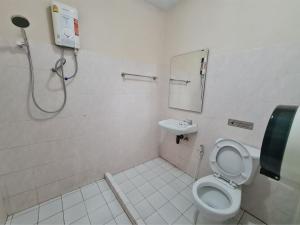 een badkamer met een toilet en een wastafel bij โรงแรมเรือนไทย 1 (Thai Guest House) in Ban Don Klang