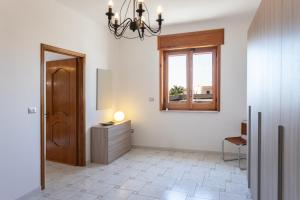 een hal met een kroonluchter en een raam bij Trilocale Concita a Ugento - Apulia Home in Ugento