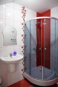 een badkamer met een douche en een wastafel bij Pensiunea Marinela in Sighetu Marmaţiei