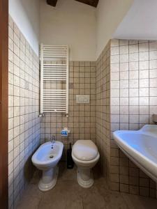 a bathroom with a toilet and a sink at Residenza Le Ginestre in Bovino
