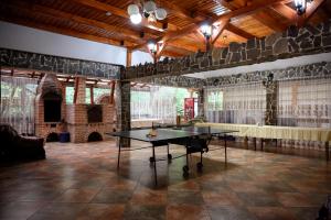 a ping pong table in the middle of a room at Pensiunea Marinela in Sighetu Marmaţiei