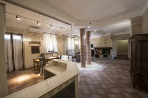 una grande stanza con cucina e sala da pranzo di Hotel Sesmones a Lodi