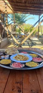 una bandeja de platos de comida en una mesa en Santarya hotel, en Siwa