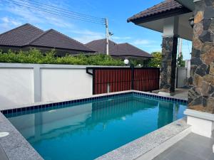 - une piscine en face d'une maison dans l'établissement Huahin asset pool villa, à Hua Hin