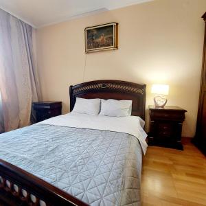 um quarto com uma cama grande e uma cabeceira em madeira em новобуд 2 кімнати Вернадського 8 em Lviv