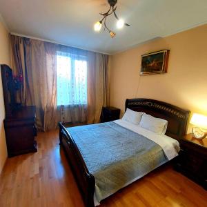 利維夫的住宿－новобуд 2 кімнати Вернадського 8，一间卧室设有一张大床和一个窗户。