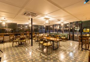 Restoran või mõni muu söögikoht majutusasutuses Next Hotel Yogyakarta