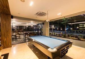 Piljardilaud majutusasutuses Next Hotel Yogyakarta
