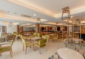 Restoran või mõni muu söögikoht majutusasutuses Next Hotel Yogyakarta