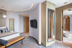 Paragraph Freedom Square, a Luxury Collection Hotel, Tbilisi客房内的一张或多张床位