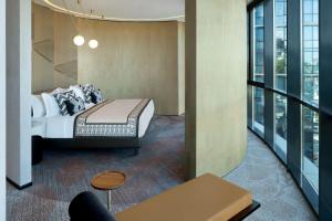 Paragraph Freedom Square, a Luxury Collection Hotel, Tbilisi客房内的一张或多张床位