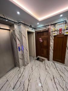 ein Badezimmer mit Marmorwänden und Marmorboden in der Unterkunft BABİLON REZİDANS APARTMANI in Rize