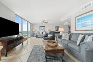 uma sala de estar com um sofá e uma televisão de ecrã plano em Perdido Towers East 801 em Perdido Key