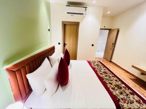 Кровать или кровати в номере Hotel IP Swarn near Anand Vihar Vaishali Ghaziabad