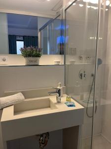een badkamer met een wastafel en een douche bij Deluxe Artemisa Sevilla in Sevilla