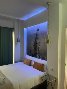 een slaapkamer met een bed met een foto van een toren bij Deluxe Artemisa Sevilla in Sevilla