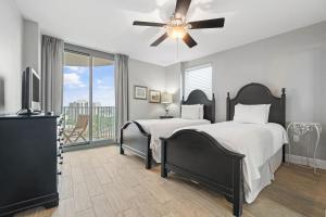 um quarto com 2 camas e uma ventoinha de tecto em Perdido Towers East 801 em Perdido Key