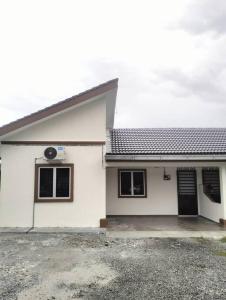 萬津的住宿－D'Parking Homestay Klia Sepang Budget Murah，黑色屋顶的白色房子