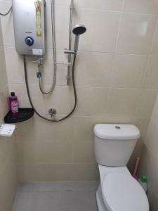 萬津的住宿－D'Parking Homestay Klia Sepang Budget Murah，带淋浴和白色卫生间的浴室