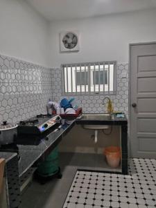 萬津的住宿－D'Parking Homestay Klia Sepang Budget Murah，厨房配有台面和水槽